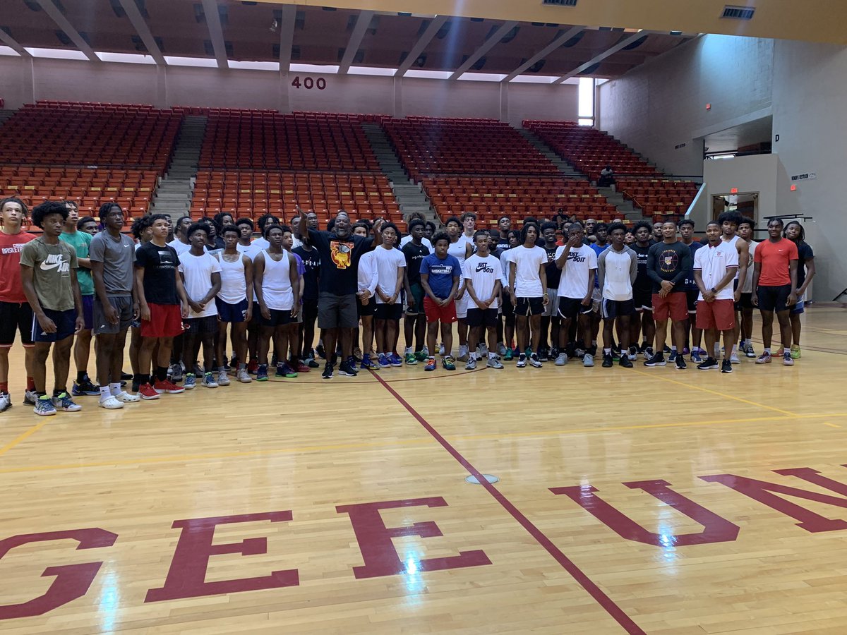 DH_Vipers's tweet photo. Some of the 2022 &amp; 2023 Vipers put in some good work today at @Tuskegee_MBB Elite Camp‼️ Job well done fells  #viperstrong #fearthestrike 💪🏾🏀 @Kell_Brown11 @ath2nay @iiamtreil @teehardamon3 https://t.co/XJKgfPSDFX