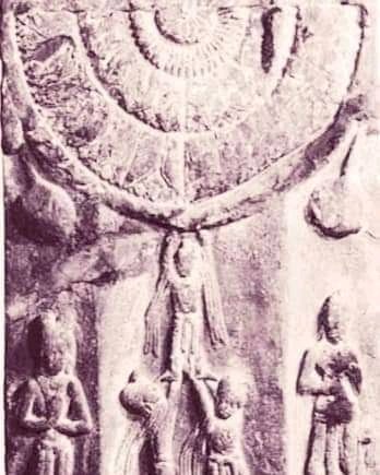 #कृष्ण_जन्माष्टमी पर आयोजित मटका फोड़ की लीला बुद्धिज्म के इसी आर्ट से प्रभावित है!

ऊपर लटकाए " धम्मचक्र को एक के ऊपर एक चढकर छुने की परंपरा बौद्ध धर्म में थी "

बुद्धिज्म में "जातक कथाओं" का बडे पैमाने पर महत्व है!
(1/n)