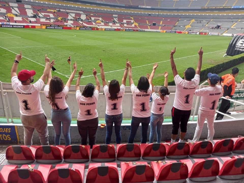 Hoy fue un día diferente, Don Pedro no pudo acompañarnos en el Jalisco. Estamos seguros que desde arriba estará siempre apoyándonos.

Gracias, por haber vivido esta pasión con nosotros y su familia, su ‘León Mayor’

Su #CorazónDeLeón siempre rugirá entre nosotros👏

#AmorEsLeones
