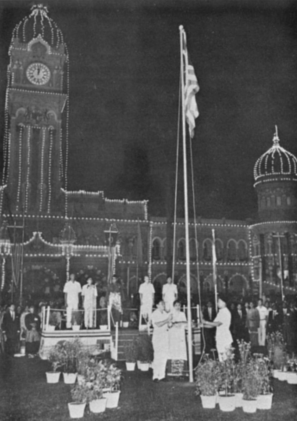 Bendera british telah diturunkan jam 12 malam pada 31 ogos 1957. di manakah peristiwa penurunan bend