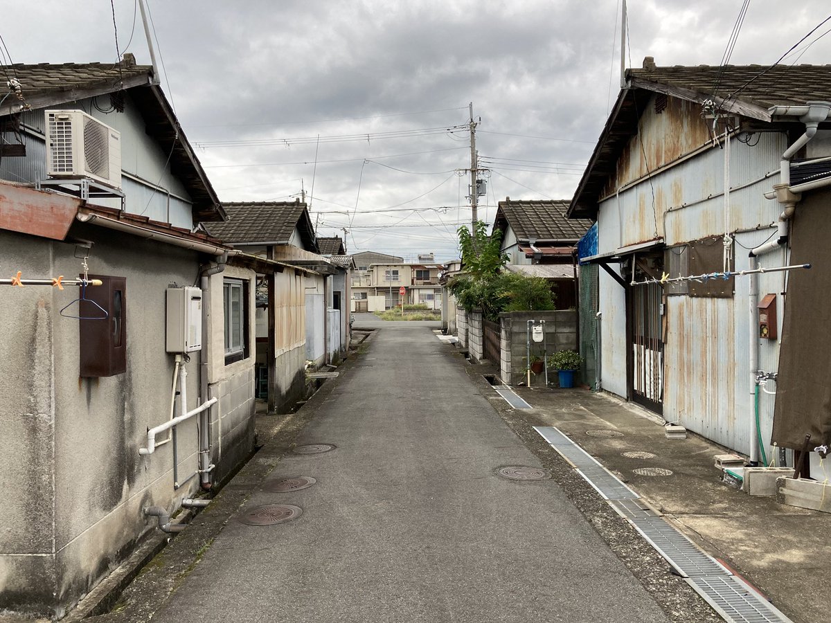 ニコイチ住宅を南に抜けると、昭和30年代の平長屋がズラリと並ぶ地区に出る #奈良 #天理 #長屋 #トタン #トタニズム #サビ #錆 #建築 ...