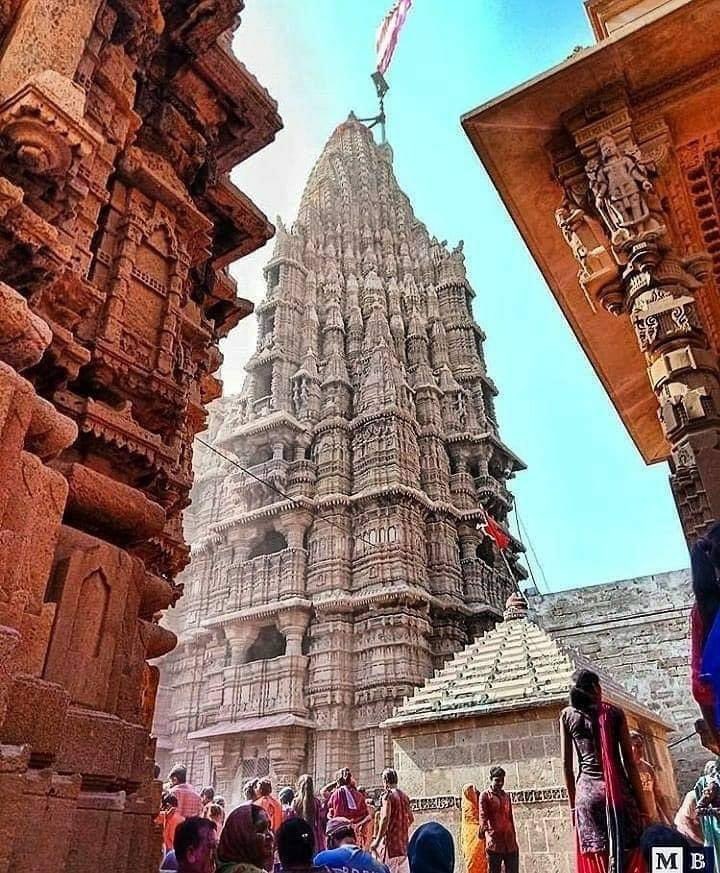 2,200yr old Stunning Shri Dwarkadish Jagat Mandir-is 5 storied,72 pillared wher Bhagwan Krishna is worshipped as Lord of Dwaraka built by Lord’s grandson-Vajranabha,over HariGriha(Lord’s residence)-a CharDham &PushtiMarg Temple🚩
कृष्णं वंदे जगद्गुरुम् 🙏 #SriKrishnaJanmastami