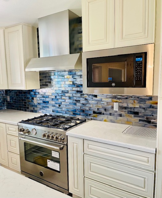 DGOCConstructi1's tweet photo. Antique white cabinets with navy blue custom painted island, translucent glass subway tiles for the backsplash, quartz countertops, Rohl faucets, stainless steel sink, luxury vinyl flooring.

#kitchenremodel #kitchencountertops #kitchenrenovation #kitchendecor #homesweethome # https://t.co/DM20QOjvbT