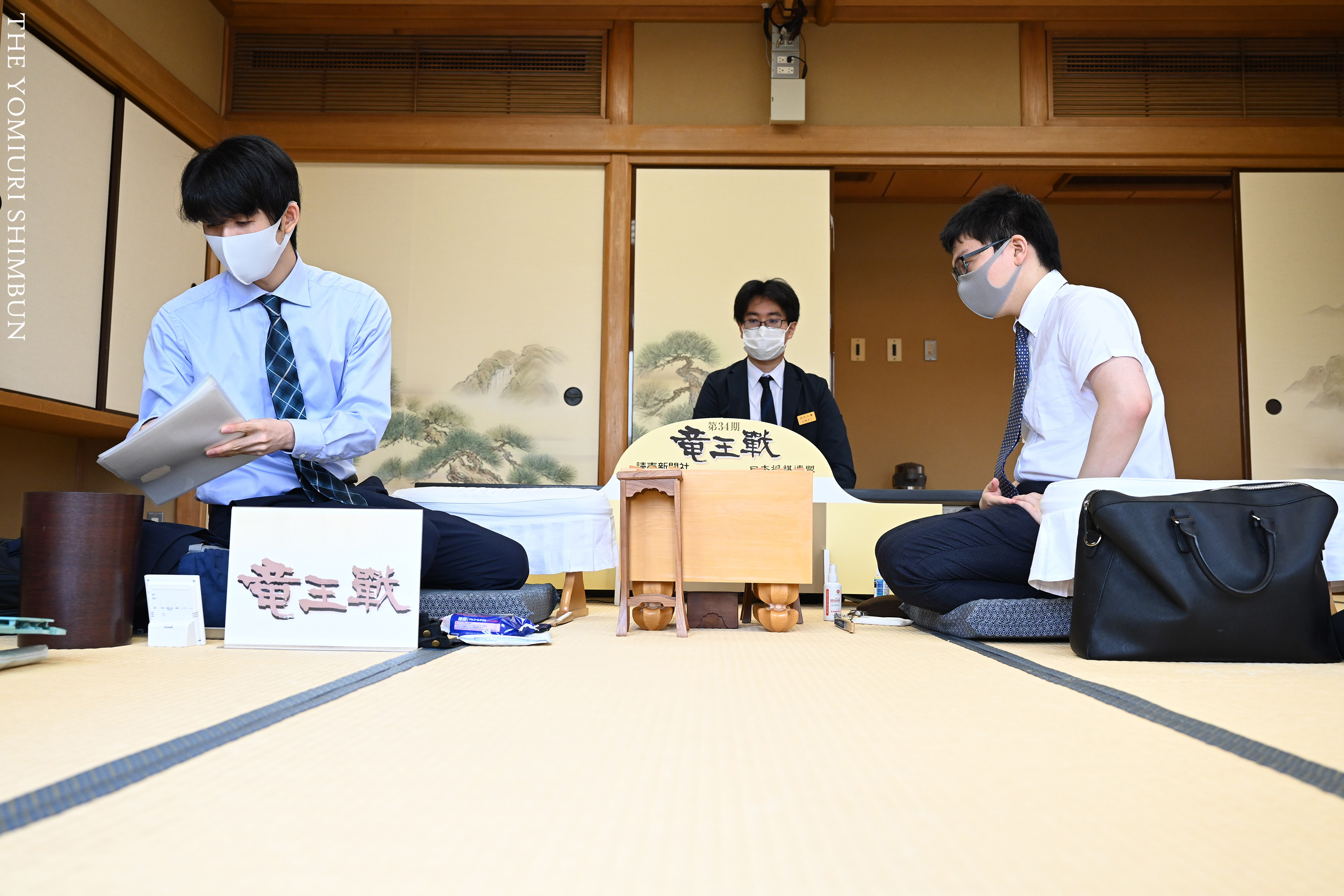 読売新聞写真部 On Twitter 第34期竜王戦挑戦者決定三番勝負第2局 藤井聡太二冠 永瀬拓矢王座 昼食休憩に入っています 昼食はともに 鳩やぐら で 藤井二冠は 和風山椒ポークカレー 永瀬王座は 肉豆腐 キムチ きのこ 若杉 Https T Co Bgtowaiks3