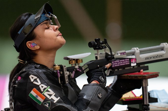 ShobhaBJP's tweet photo. IT’S A GOLD FOR 🇮🇳 🥇 

19 year old #AvaniLekhara has created history, by winning 1st ever gold medal in shooting at the #Paralympics

Congratulations @AvaniLekhara for the golden performance, Country is super proud of you. 

Best wishes for your future endeavours. https://t.co/eYAi1E2wRa