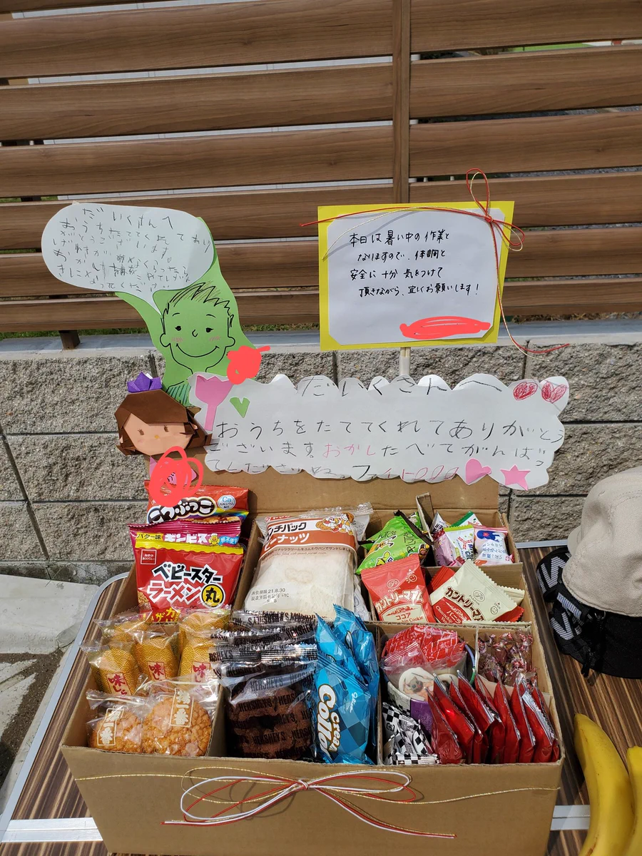大工さんも頑張っちゃう？子供たちがお菓子を用意してくれていた！