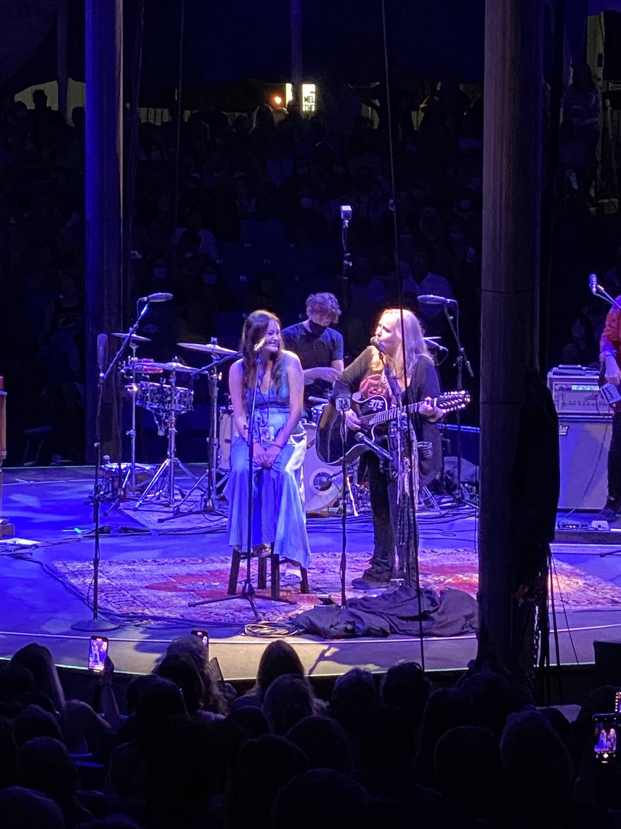 tracypost's tweet image. Another year and another great concert tonight.  Watching Melissa sing with her daughter tonight gave me goosies. Bailey, you’re a lucky girl with a VERY cool and proud Momma. You both rock!✌️🏳️‍🌈 @metheridge