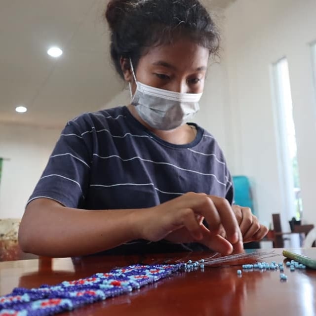 pldt's tweet image. To help preserve the culture of indigenous communities in Kalilangan, Bukidnon, PLDT and @livesmart held a bead-making workshop. Manobo, Higaonon, and Maranao youth and elders also learned about photography and online marketing.
#PLDTConnectingLives #TechnologyForDevelopment