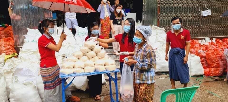 Donors distributed food supplies and money for 1500 households at #TaYoteTan St &amp; #Kannar St in #Monywa city as "From People to People campaign " 

#WhatsHappeningInMyanmar
#Aug30Coup
#KyawMoeTunRepresentsMyanmar