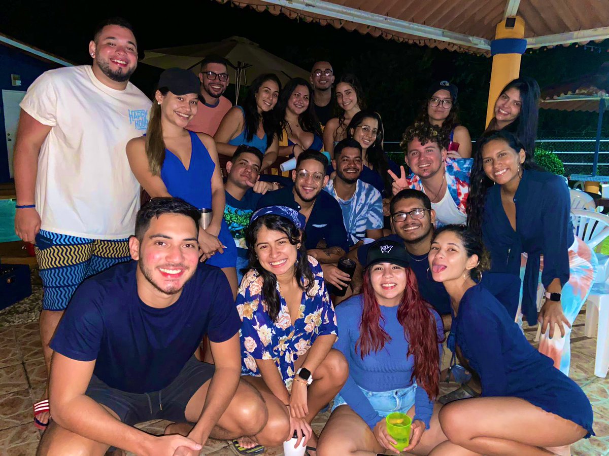 kim0297's tweet photo. Cada trip superándonos en los dress codes🤪💯 #SonColores https://t.co/aUNPOUkAzR