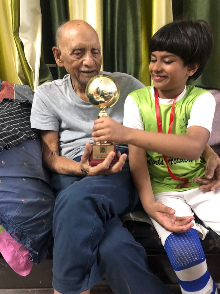 HarshvardhanV98's tweet photo. Both winner’s. My dad and my son. Dad has been an athlete, gymnast, wrestler and then bodybuilder and Reyansh a budding footballer! My son won his 1st trophy 🏆 as captain and winning goal scorer in a football match. https://t.co/gnuMzoooOQ