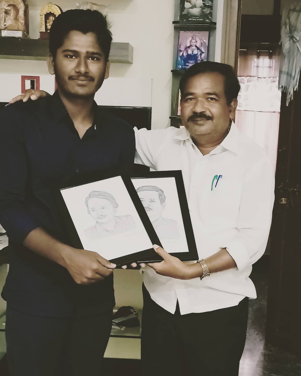HarjathB's tweet photo. ನನ್ನ ಗುರುಗಳ ಆಜ್ಮೀರ್ ನಂದಾಪುರ್ ಸರ್ ರವರ ಮನೆಗೆ ಹೋದ ಸಂದರ್ಭ | Harjath Baligar
When I went to the house of my teacher, Azmir ನಂದಾಪುರ್ sir
#artwork #Artist
#gangavat #koppal #Karnataka https://t.co/YXKr80Nvo1