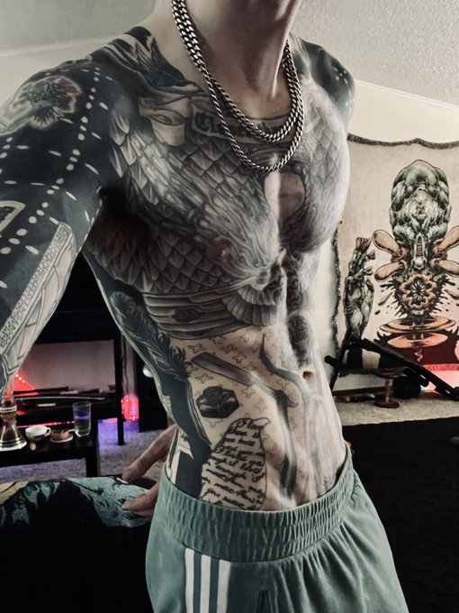 it&rsquo;s tummy time https://t.co/F48kM2JN4L