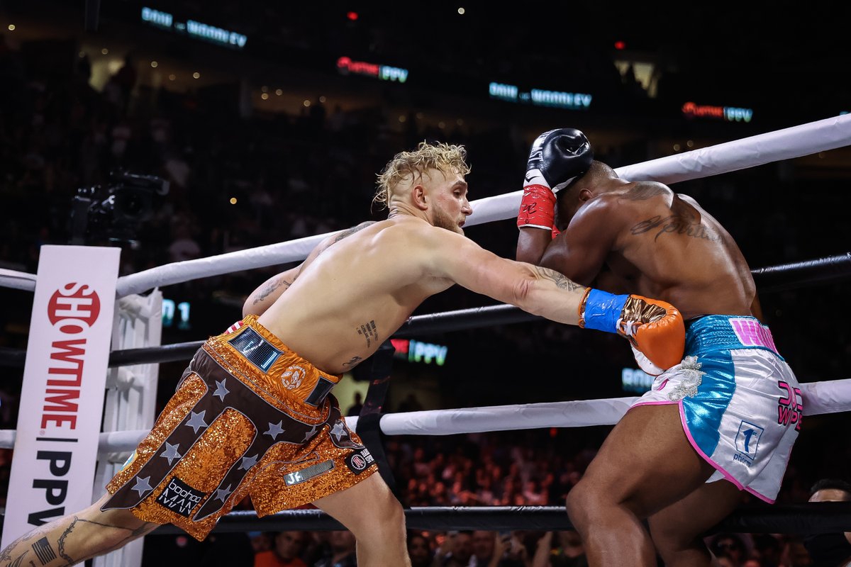 TheAthletic's tweet photo. IT IS OVER.

Jake Paul defeats Tyron Woodley by split decision (78-74, 77-75, 75-77) #PaulWoodley 

📸 @ShowtimeBoxing https://t.co/LFKjrtsMNg
