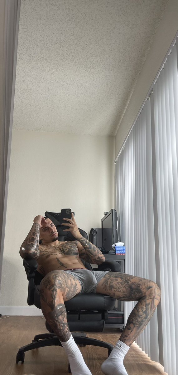 TheCrownedOne_'s tweet photo. Come sit https://t.co/iJCNI1qKY6