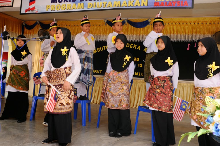 pickusio's tweet photo. Menjelang hari merdeka ni jom kita ber-throwback sikit. Siapa sempat merasa sambut merdeka di sekolah? Meriah betul kan, macam-macam lah buat! 

Rindunyaaa 😭🤧

#pickusio #throwback #zamansekolah #bulankemerdekaan

Kredit Foto: Harian Metro, PPDKK, Cikgu Share, Cikgu Hailmi https://t.co/OSoiZqSGbg
