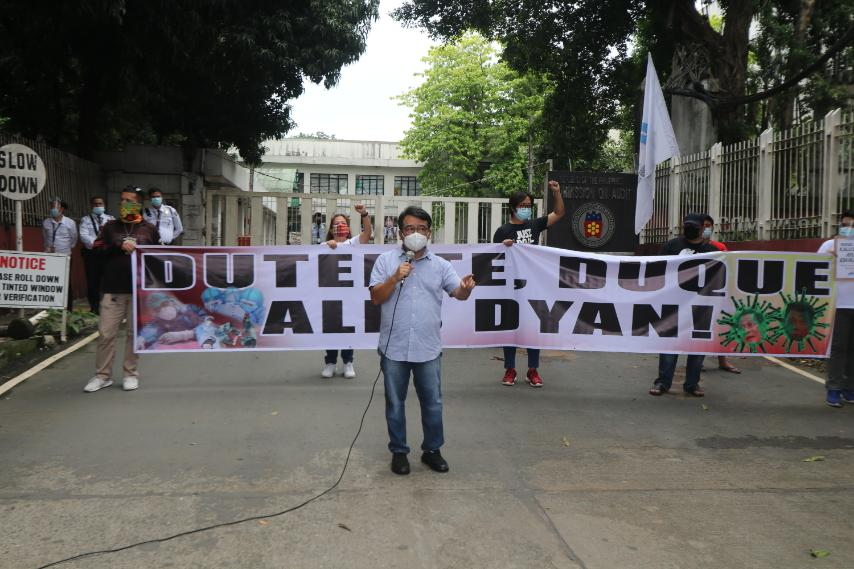 BayanMuna's tweet photo. Deputy Minority Leader and Bayan Muna Rep. @kaloi_zarate  with former Rep. @ColmenaresPH  joins the protest action in support of the Commission On Audit's fight against corruption and mismanagement of pandemic funds. #StandWithCOA https://t.co/OGrULyvZOT