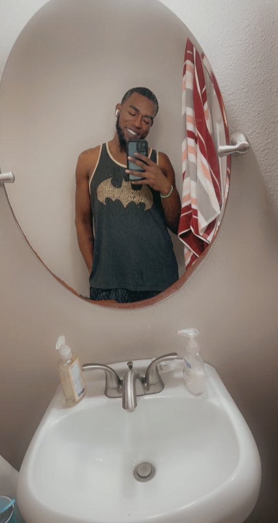 OdellD23's tweet photo. I’m feeling happier with myself and my body. #SmileSunday #BodyPositivity https://t.co/gZBBE4oINR
