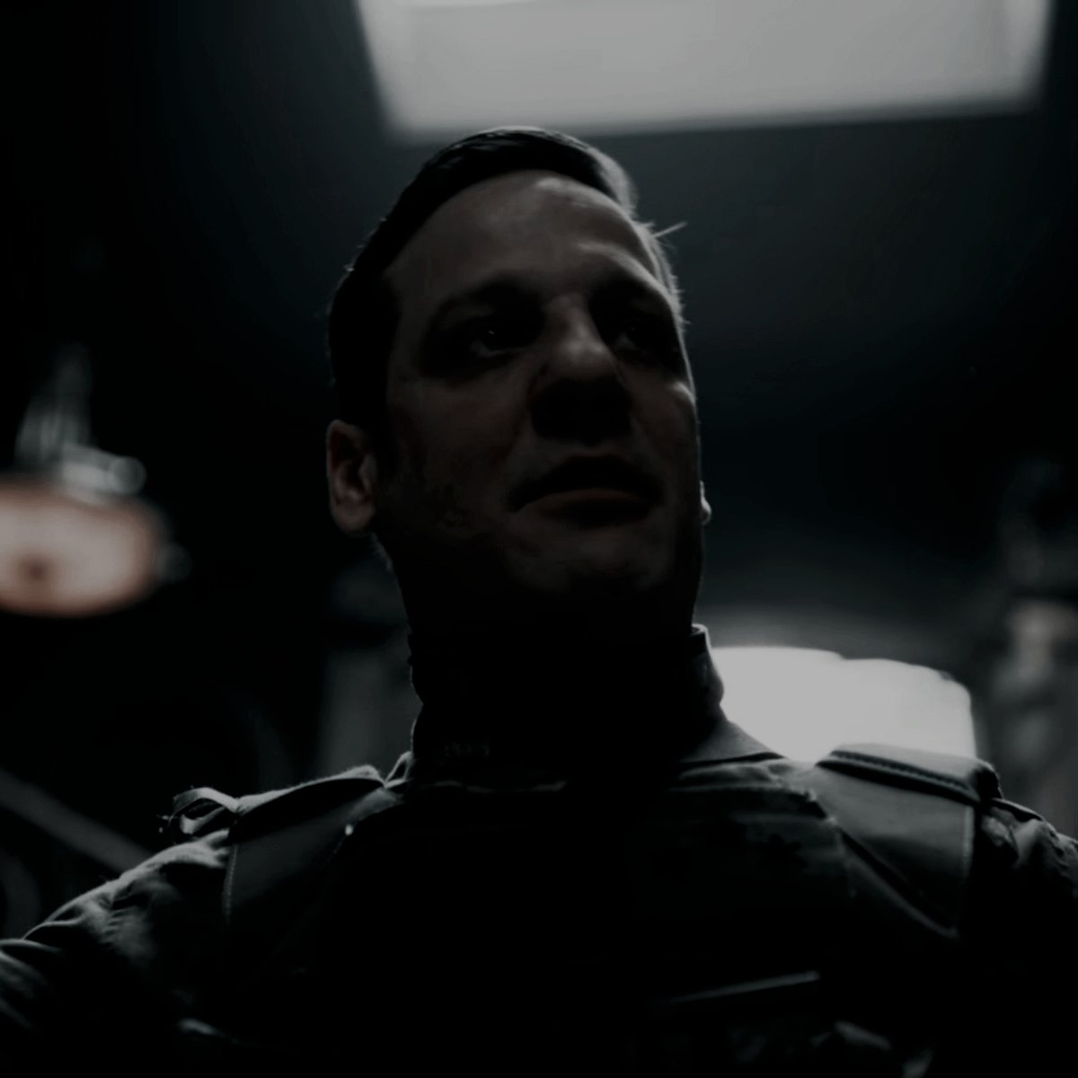 ㅤㅤ
      𝔼ℕ 𝔹𝕌𝕊ℂ𝔸 𝕐 ℂ𝔸ℙ𝕋𝕌ℝ𝔸 ⨾

        ⤹⤹ Personal de seguridad.
        ⤹⤹ Le gusta dominar la situación, para lo que suele elegir infundir miedo.
  ⤹ ¿яτ?
ㅤ