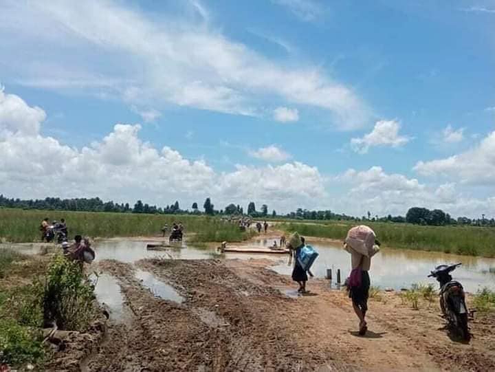 IrrawaddyNews's tweet photo. More than 5,000 villagers who fled junta raids in #Sagaing Region's Taze Township are short of food and in difficulty. Locals have discovered at least four corpses of people believed killed in the raids. (Photo: CJ) 

#WhatsHappeningInMyanmar https://t.co/D7LHLNNxNE