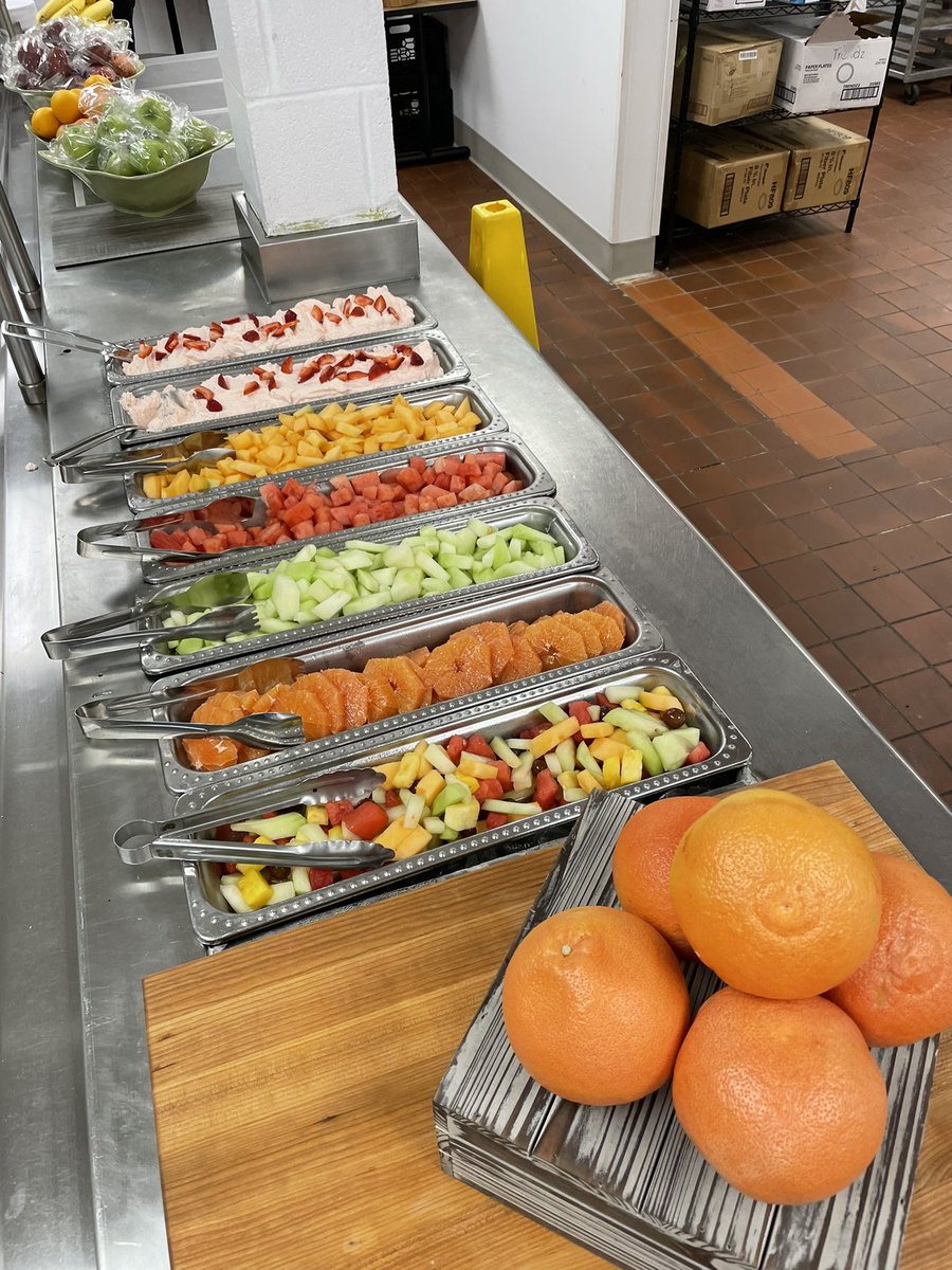 With all of the new delicious food offerings at work I need to keep saying less of this, more of that. Or just face reality and get bigger pants. #fresh15