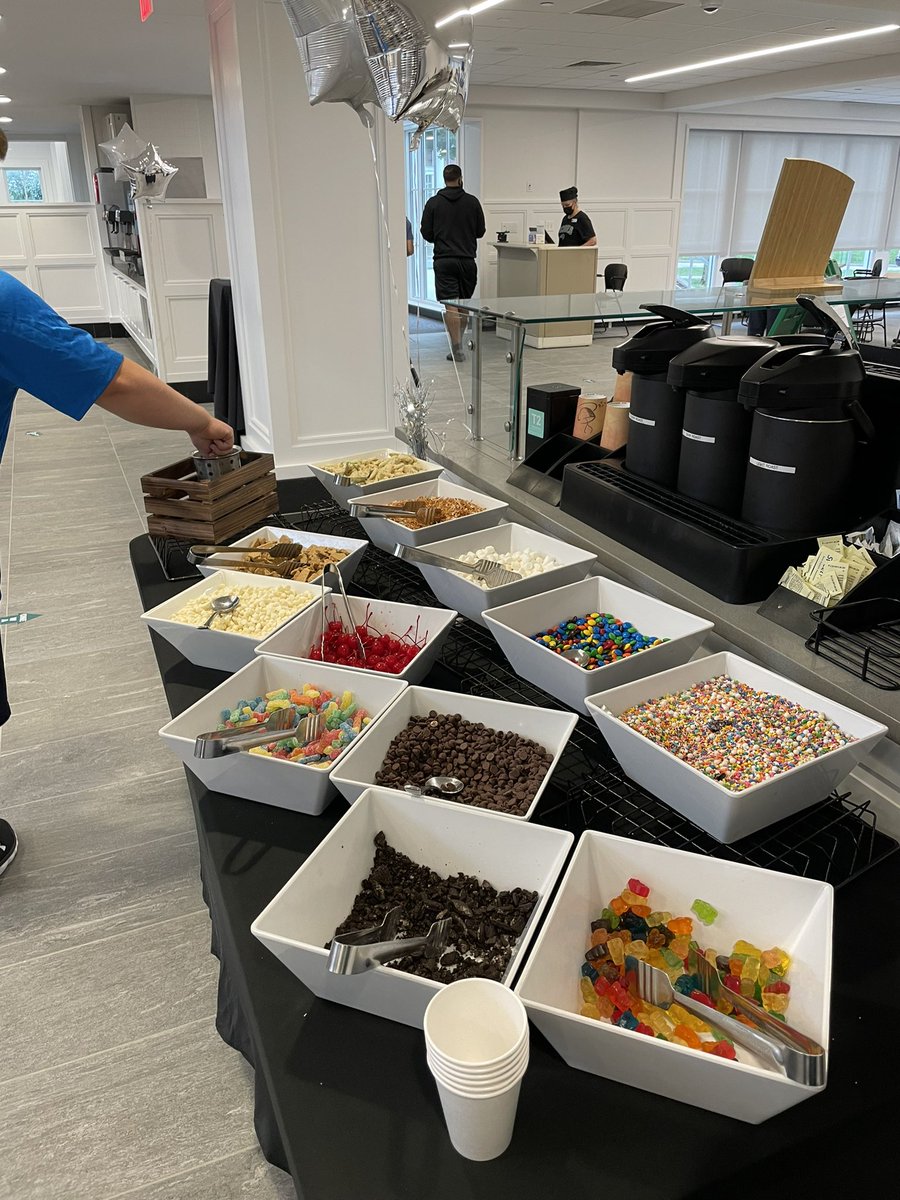 mbuss17's tweet photo. With all of the new delicious food offerings at work I need to keep saying less of this, more of that. Or just face reality and get bigger pants. #fresh15 https://t.co/zkKLUErdjz