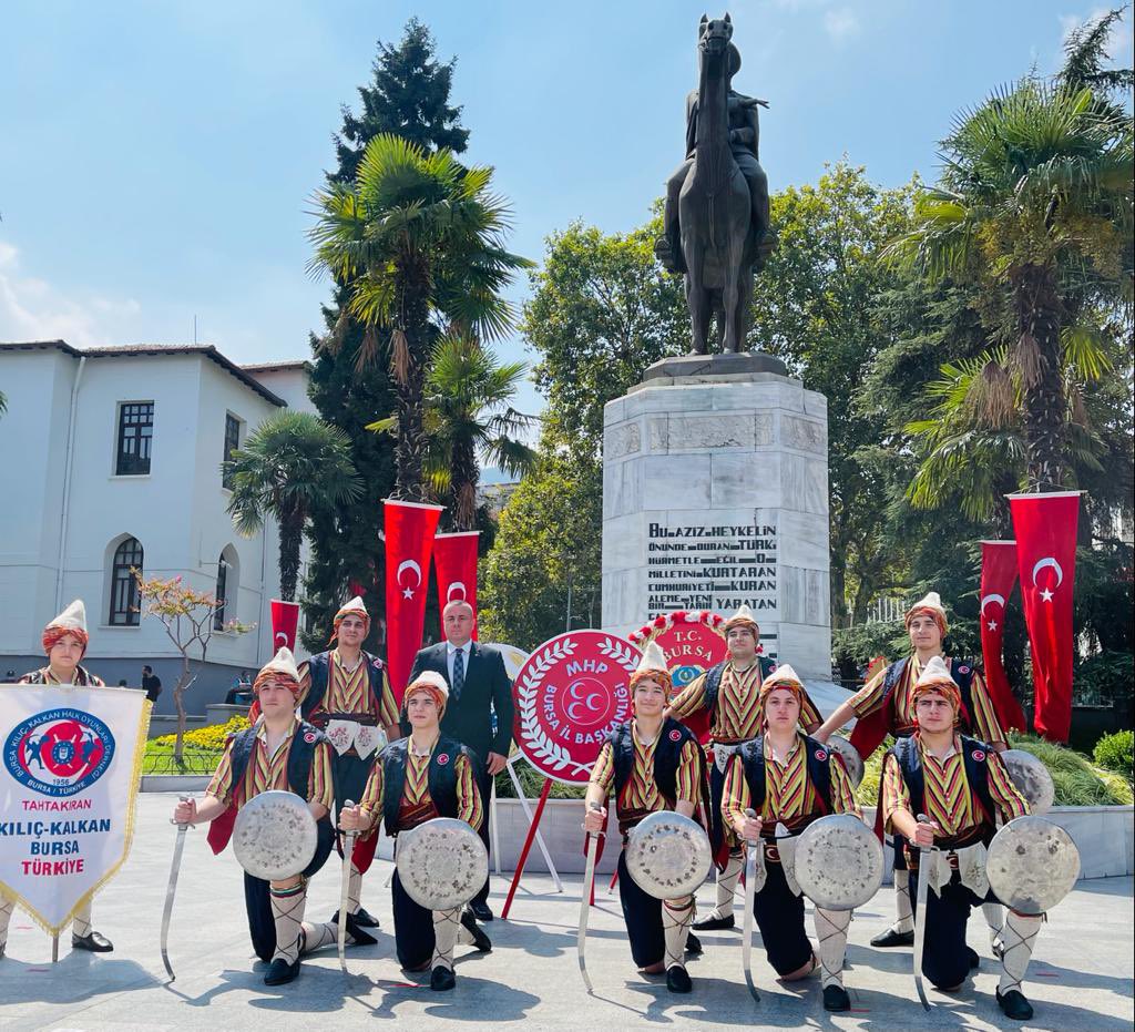 30 Ağustos Zafer Bayramı kutlamalarına MHP Bursa İl Başkanlığını temsilen İl Başkan Yardımcımız Cemal Ersoy katılarak ; Bursa Kılıç-Kalkan Derneğinin eşliğinde Atatürk Büstüne çelenk bırakıldı. 
Geçmişi zaferlerle dolu şanlı Türk milletinin #30AğustosZaferBayramı kutlu olsun.
