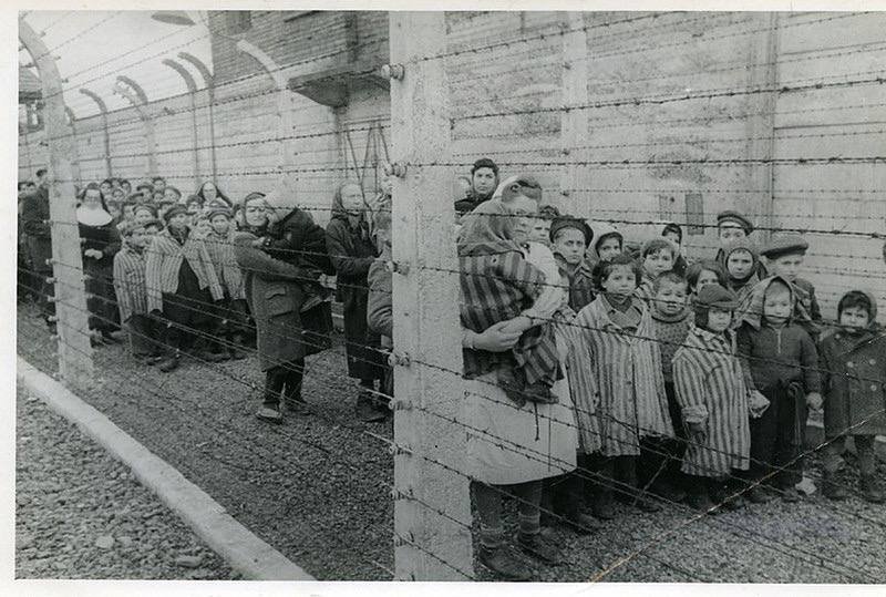 ussrlife's tweet image. Январь 1945 . Красная Армия освободила детей из Освенцима. Об этом Европа пытается забыть. Кому не безразлично передавайте дальше , чтобы помнили !