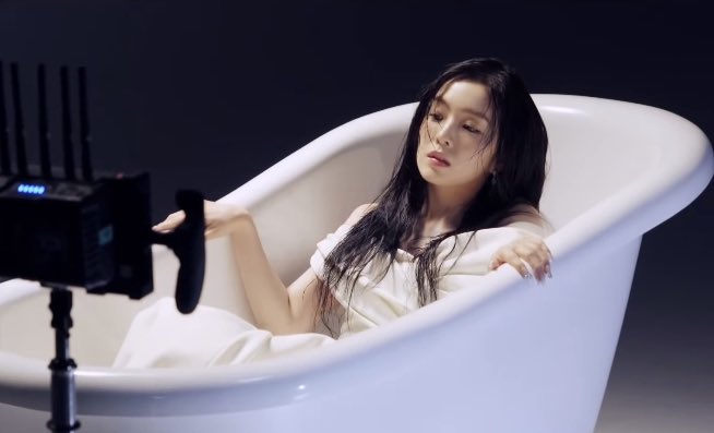 kimjenknee's tweet photo. irene is so insane for this 🔥 https://t.co/8teTBLOvWE