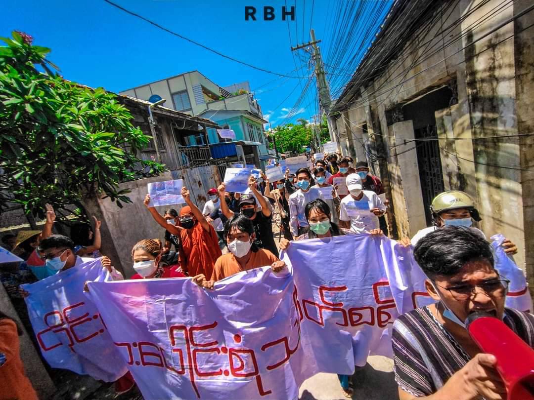Despite the blazing sun, the #Mandalay Multi-ethnic strike marched &amp; shouted slogans on the streets to end the dictatorship. #KyawMoeTunRepresentsMyanmar #Aug30Coup  #WhatsHappeningInMyanmar