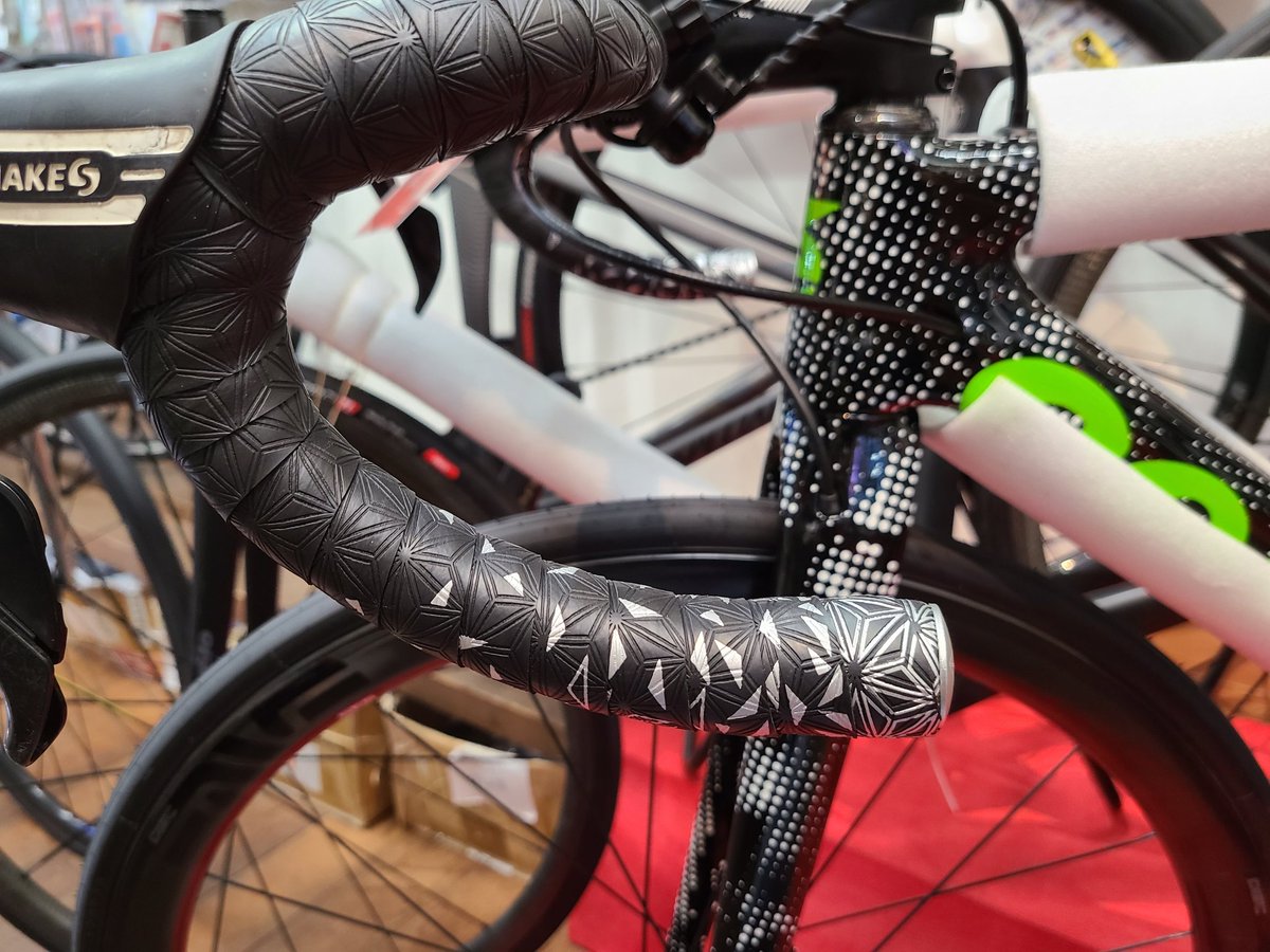 スポーツバイクファクトリー北浦和スズキ V Twitter おしゃれなバーテープ 揃っています 巻くとこんな感じです 税込 3960 スパカズ バーテープ ロードバイク ロードバイクカスタム
