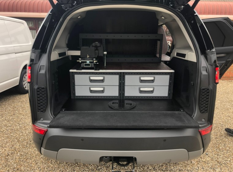 FleetshieldUK's tweet photo. Take a closer look at the recent Landrover Discovery conversion to make it into a mobile workshop. Complete with storage solutions, bench and vice. #landroverdiscovery #landroverconversion  #vanlove #vanmods https://t.co/ntVLwGaxia