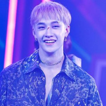 BCHANFEED's tweet photo. there's nothing more beautiful than bang chan's smile🖤 https://t.co/XVBygy3cYq