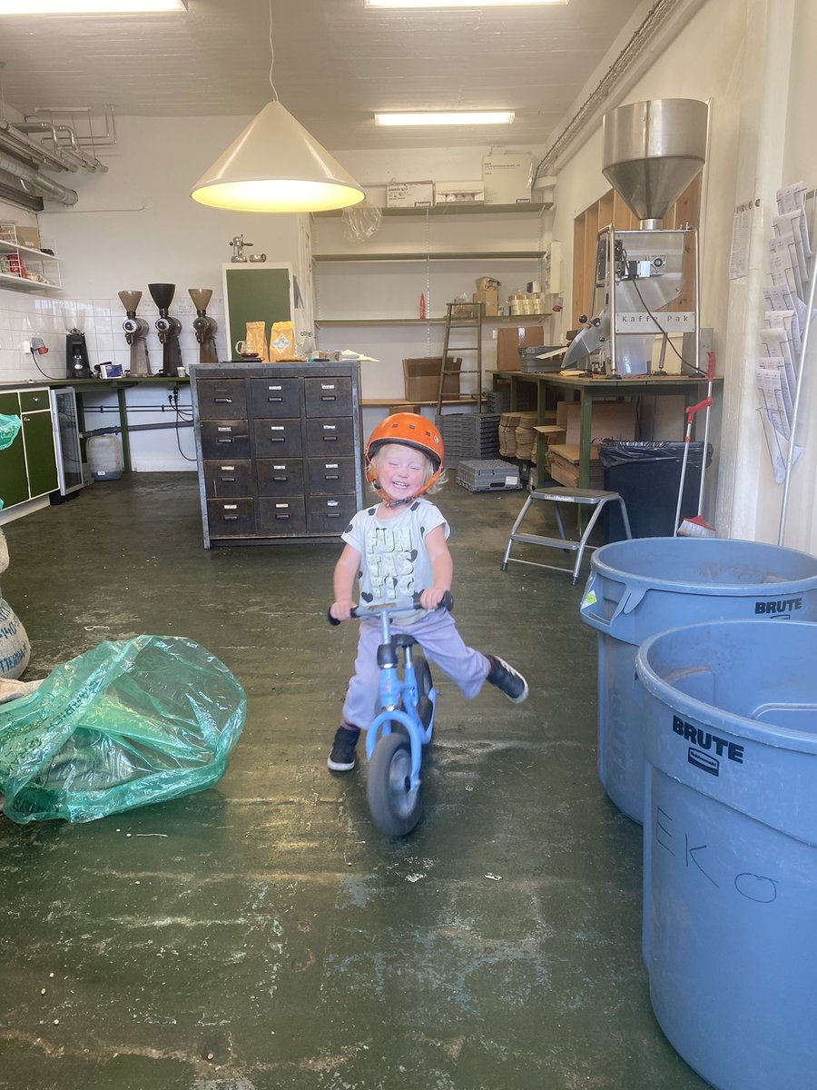 Hjälpreda på rosteriet idag.