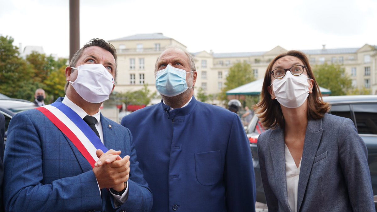 KARLOLIVE's tweet photo. Grand honneur pour la Ville de #Poissy d'accueillir le Ministre de la Justice @E_DupondM et la Ministre de la fonction publique @AdeMontchalin ! 
Le dispositif #VilleTigeurs présenté devant des élus de terrain soucieux de faire avancer notre beau pays ! 🇫🇷 https://t.co/rZJepV6l3s