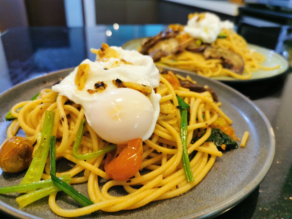 MeetoothFilm's tweet photo. My #nomeat day #dinner - all vege #aglioolio top wif #poachedegg.Not ta best but definitely #nutritious &amp;fulfilling

#garlic #oliveoil #chilliflakes #eggplant #spinach #babytomatoes #HealthyEating #HealthyFood #food #homemade #HealthyRecipes #mukbang #mukbangasmr #recipes #ASMR https://t.co/XGayy2AWrm