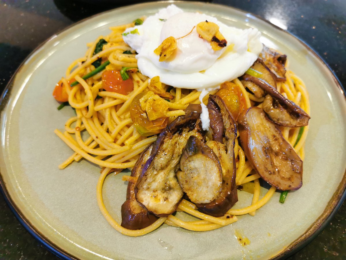 MeetoothFilm's tweet photo. My #nomeat day #dinner - all vege #aglioolio top wif #poachedegg.Not ta best but definitely #nutritious &amp;fulfilling

#garlic #oliveoil #chilliflakes #eggplant #spinach #babytomatoes #HealthyEating #HealthyFood #food #homemade #HealthyRecipes #mukbang #mukbangasmr #recipes #ASMR https://t.co/XGayy2AWrm