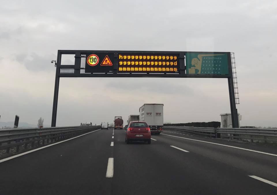Manuel Faè (@manuelfae) on Twitter photo Mi fermo all'autogrill e compro una vocale? 😂 Mi fermo all'autogrill e compro una vocale? 😂