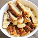 意外な組み合わせだけど、とっても美味しそう!餃子を使ったアヒージョレシピ!