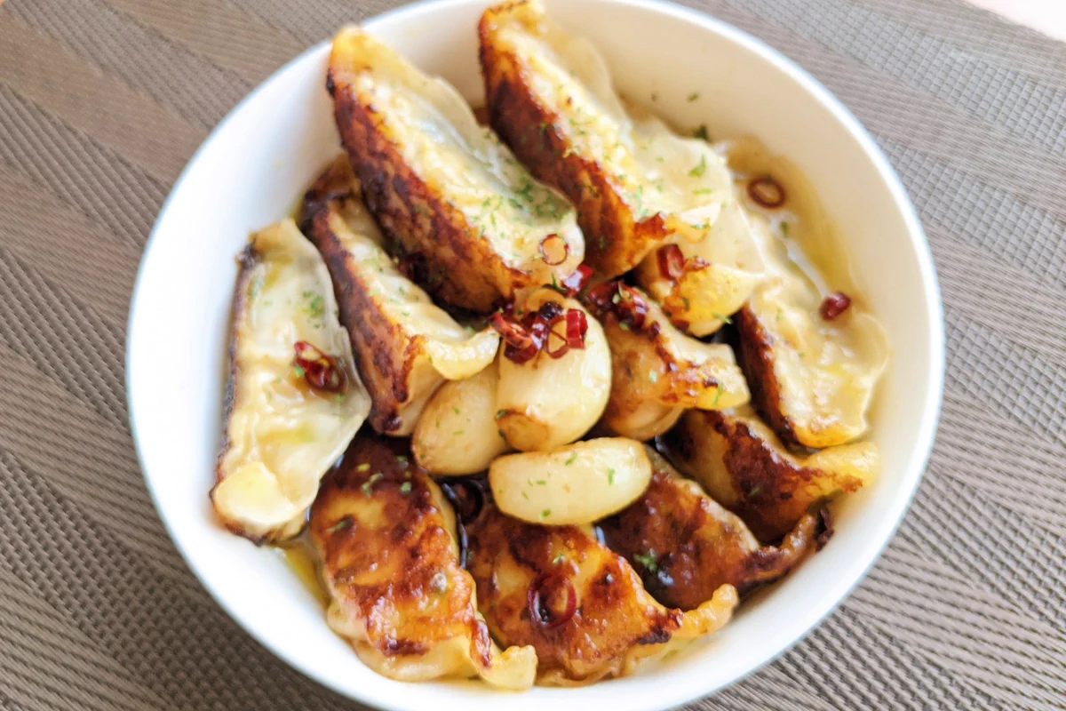 意外な組み合わせだけど、とっても美味しそう！餃子を使ったアヒージョレシピ！