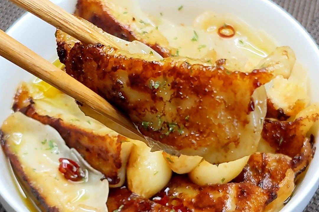 意外な組み合わせだけど、とっても美味しそう！餃子を使ったアヒージョレシピ！
