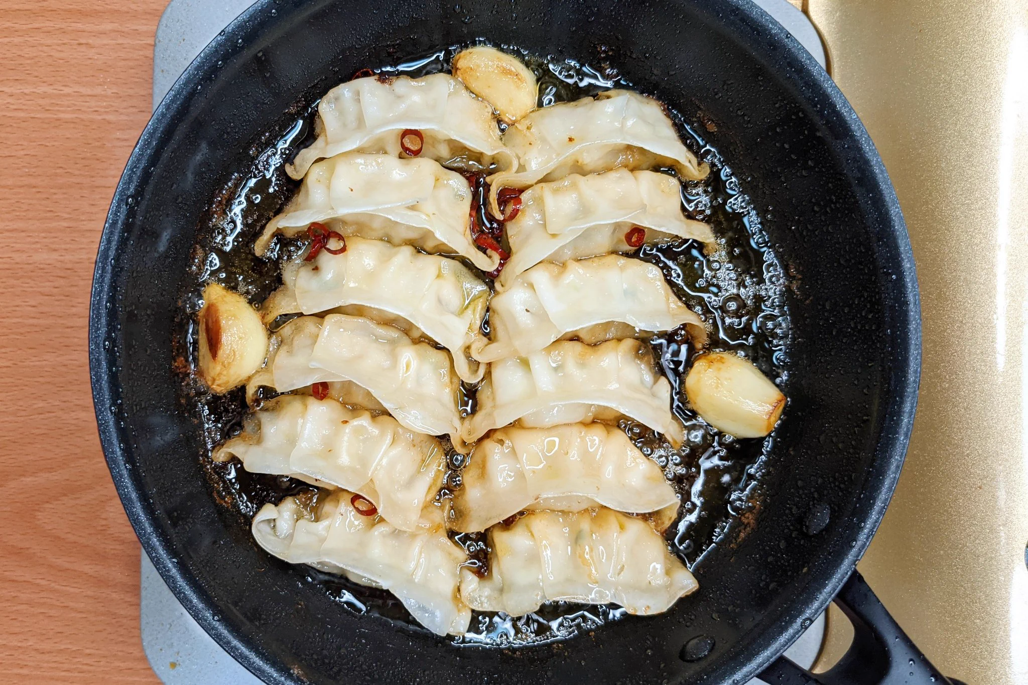 意外な組み合わせだけど、とっても美味しそう！餃子を使ったアヒージョレシピ！