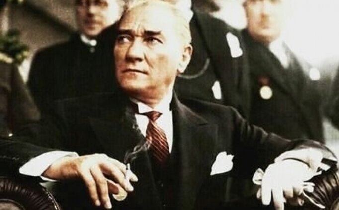 Büyük zaferimizin kahramanı Ulu Önderimiz Mustafa Kemal Atatürk'ü ve silah arkadaşlarını minnetle anıyoruz.
#30AgustosZaferBayrami  #30Ağustos