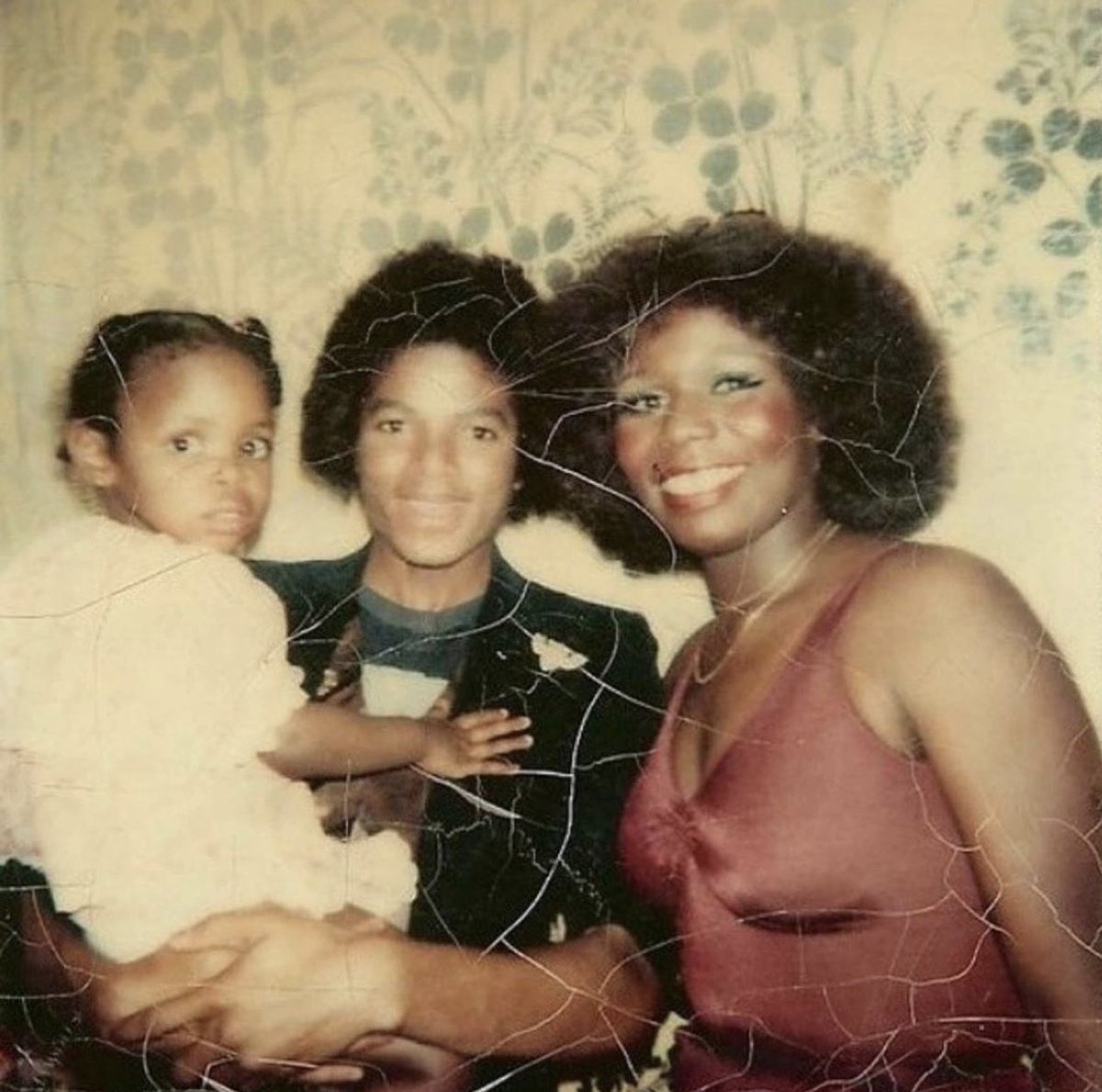 DariusMccrary's tweet photo. Happy Birthday, to my beautiful auntie, #LindaMcCrary Fisher!! #themccrarys Xoxo 🥰🧁💐 https://t.co/UtCBCGb9kT