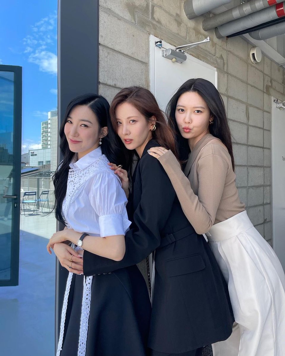 ออกจาก sm แล้วได้อะไรคะ
: ได้เล่นซีรีส์ เล่นหนัง เว็บดราม่า เล่นละครเวที ถ่ายแบบ พรีเซนเตอร์  ออกเพลง พิธีกร ทำยูทูป มาสเตอร์ ฯลฯ