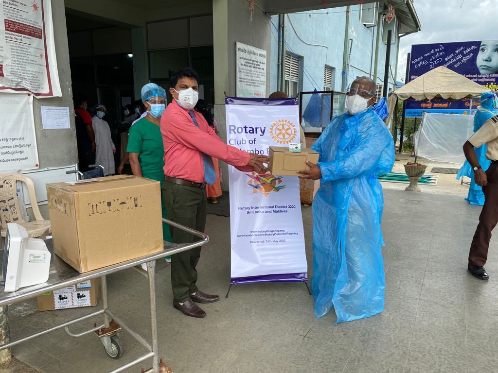 CMB_Regency's tweet image. #RCCR continuing with our #covidrelieflk  for Diyatalawa and Kegalle with tenacity and purpose…
PP Rtn. Prabhu handing over 2 multi para monitors and 
2 syringe pumps worth Rs 750000/- to Diyalatalwa Hospital, servicing 300000 people and has 535 beds, 
4 icu beds.
 #rotary3220