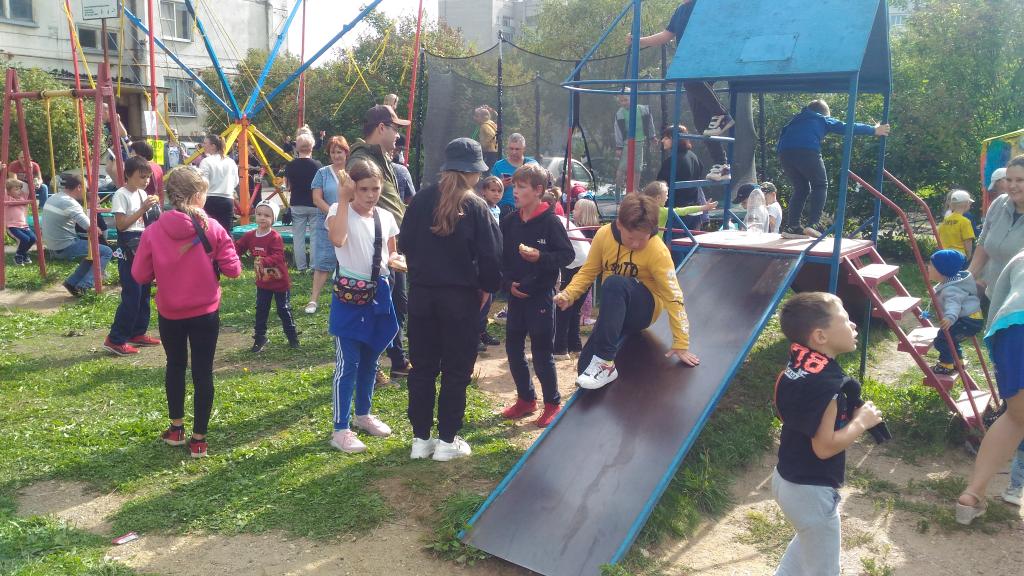 В теплой и праздничной атмосфере провели день мкр. Машиностроитель! Поблагодарили активистов, поздравили новорожденных и ветеранов. Концерт подарила рок-группа "Replika banb"