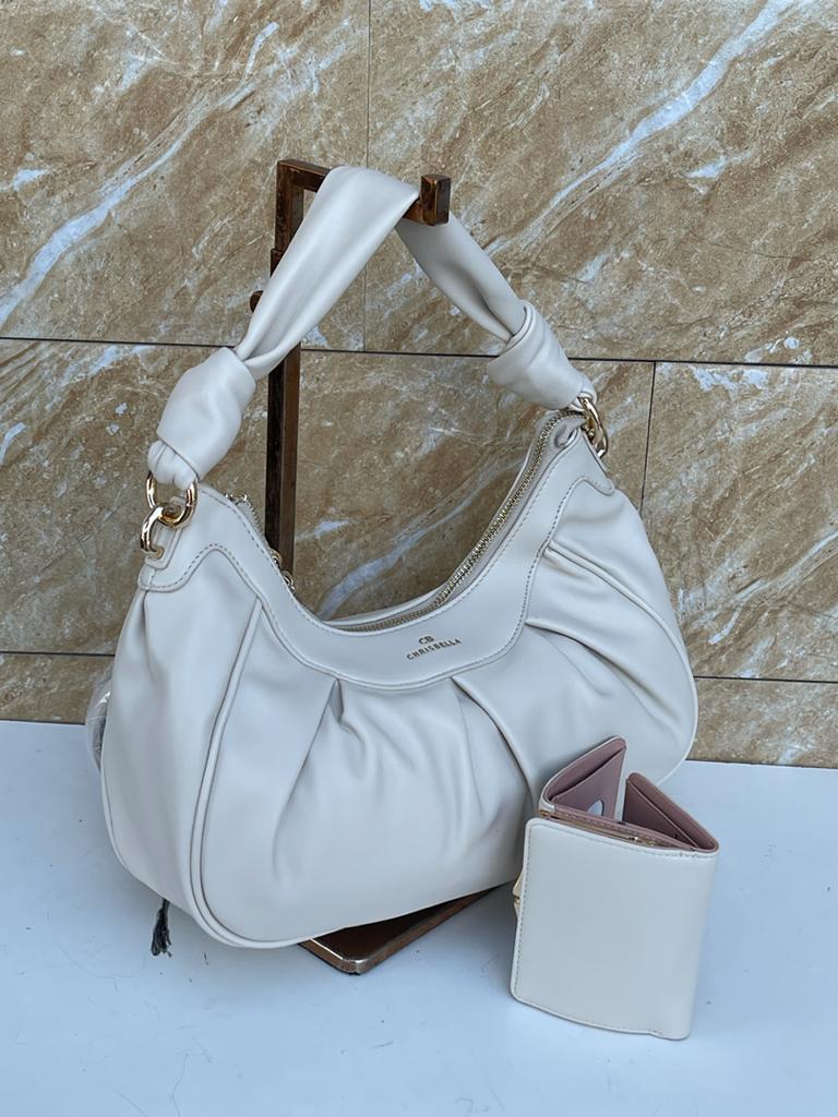 YolandaBulirani's tweet photo. These bags ππππ.. Order yours for only Mk35,000 on 0888466744(WA).
#YExclusive https://t.co/PlZSyEsi3j
