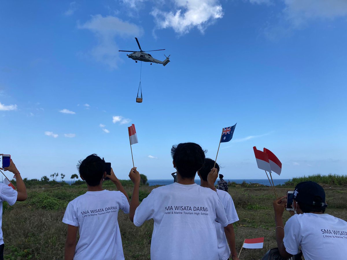 KonJenBali's tweet photo. What a Sunday! Seamless teamwork between @IKAHANid @DeptDefence  @_TNIAL_ @BeaCukaiDps @HumasBali 

To deliver Nusa Lembongan’s 1st solar powered water desalination plant organised by #SurfridersFoundation &amp; funded by @DFAT #FriendshipGrant https://t.co/jRGTwdgrBC