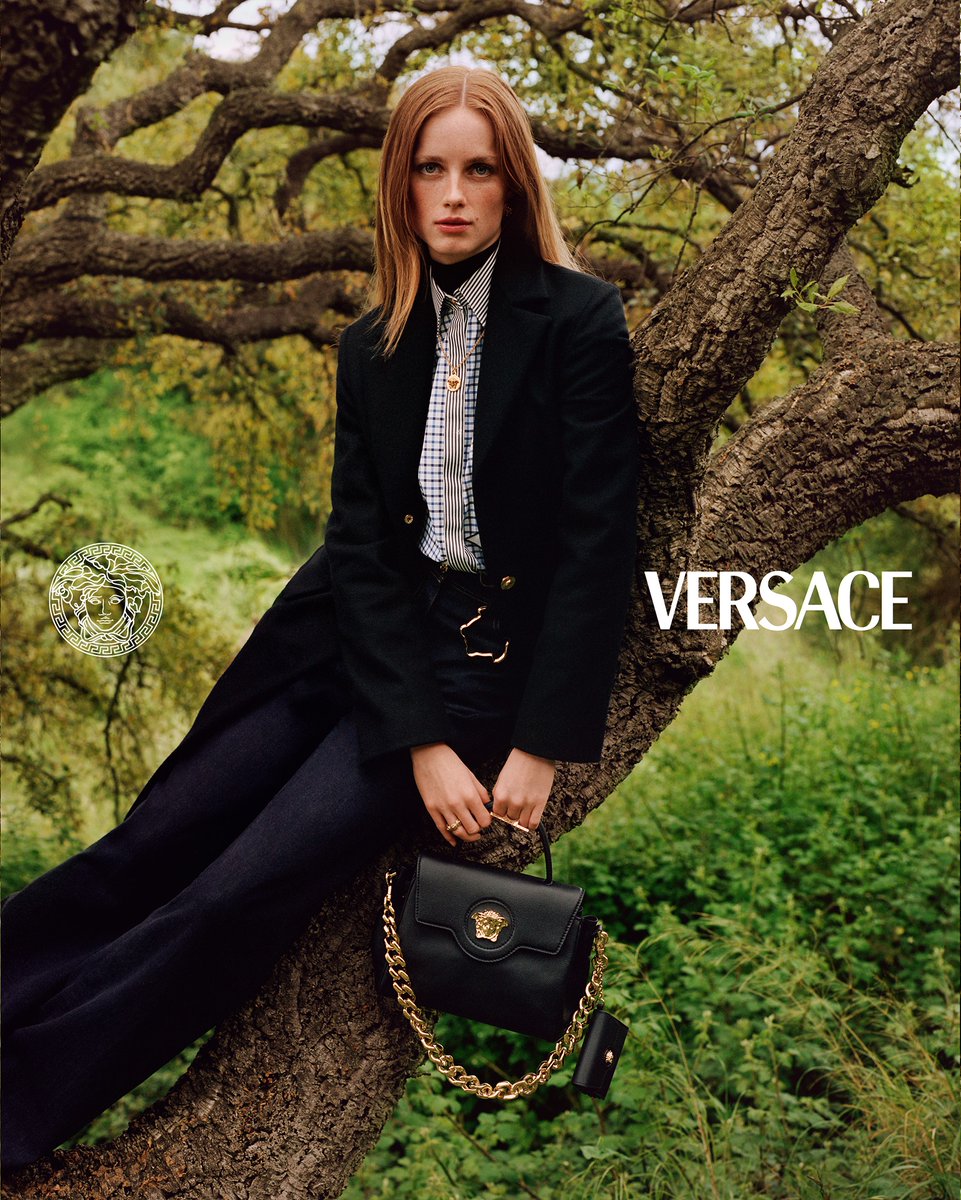paper_muse's tweet photo. #Versace #PreFall21 Campaign: #RianneVanRompaey, #VittoriaCeretti, Photo #AlasdairMcLellan, Styling #JacobK
#패션사진 #패션광고 https://t.co/4wfp8IlJWV